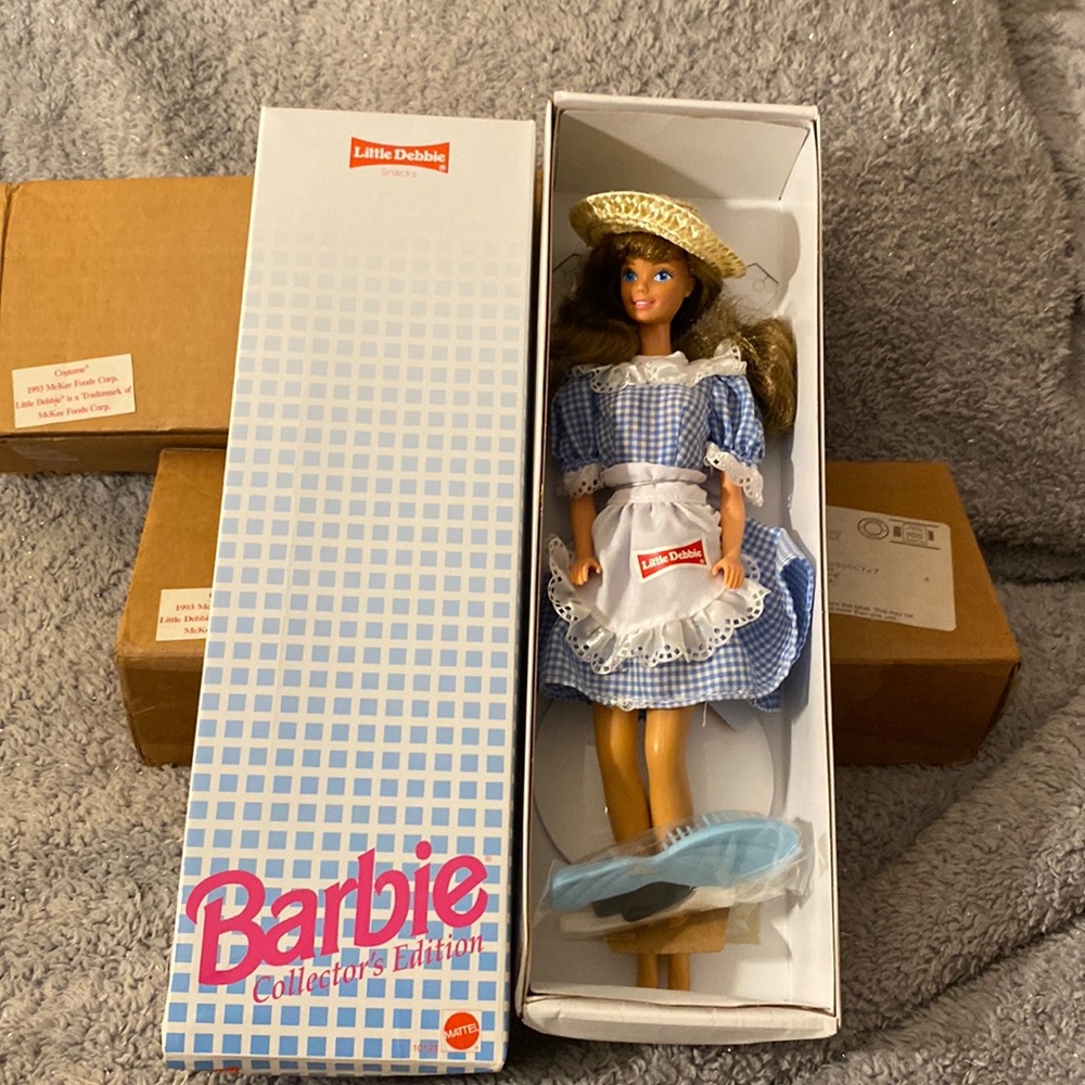 - NRFB.  Vintage Little Debbie Barbie Doll 🍿🥨
